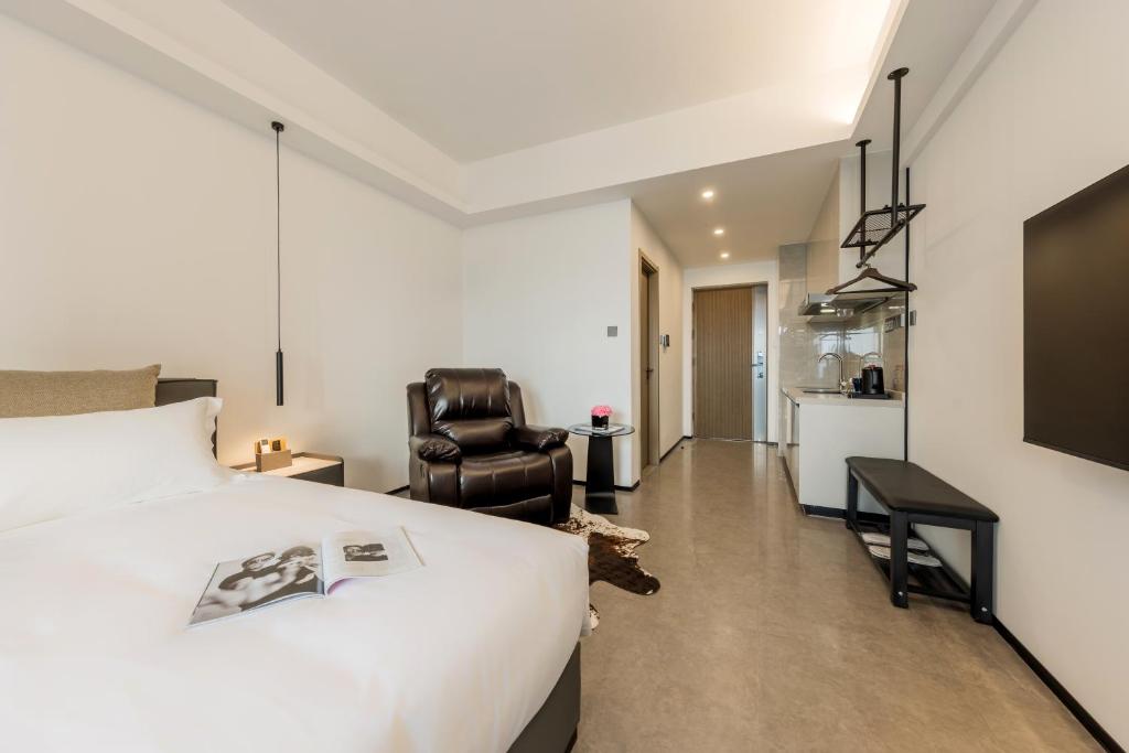 Postel nebo postele na pokoji v ubytování 枫雨酒店公寓华强北店-Fengyu Hotel Apartment Shenzhen Huaqiang North Subway Station Branch