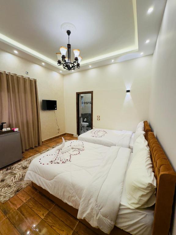 Postel nebo postele na pokoji v ubytování Hur magic inn
