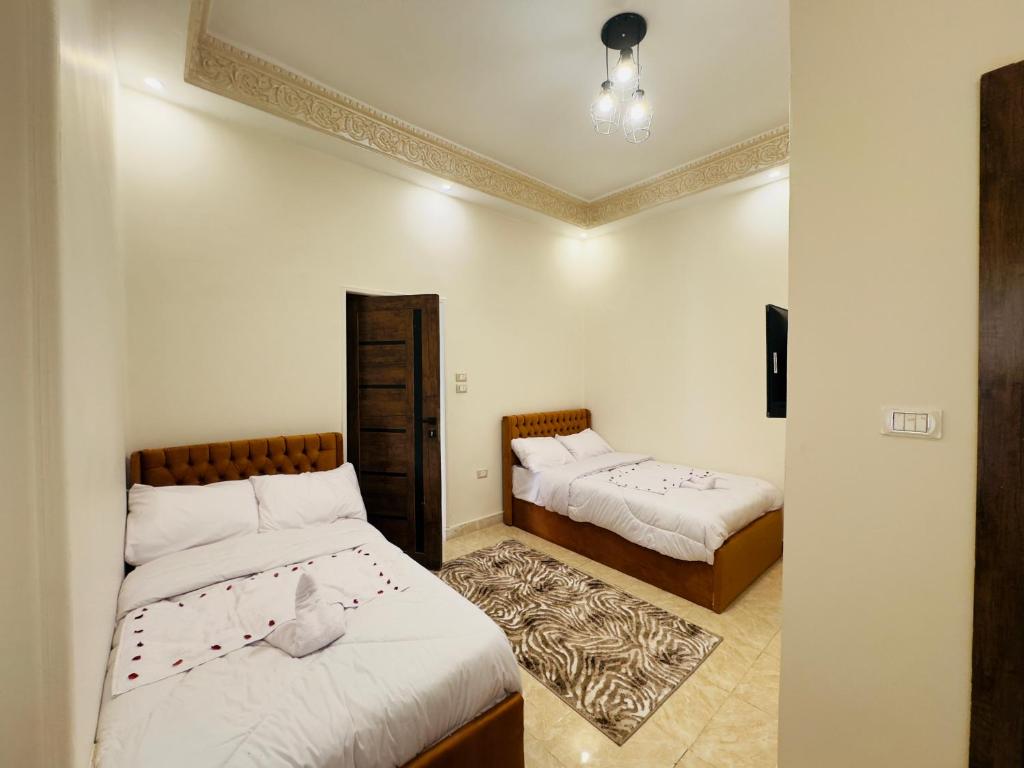 Postel nebo postele na pokoji v ubytování Hur magic inn