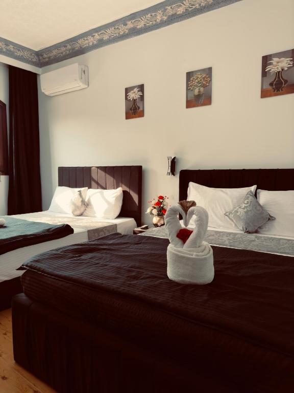 Postel nebo postele na pokoji v ubytování Hur magic inn