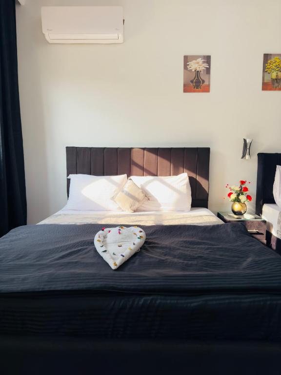Postel nebo postele na pokoji v ubytování Hur magic inn