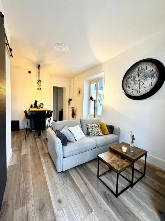 un salon avec un canapé et une table dans l'établissement Le Grand Port - T2 with parking, à Aix-les-Bains