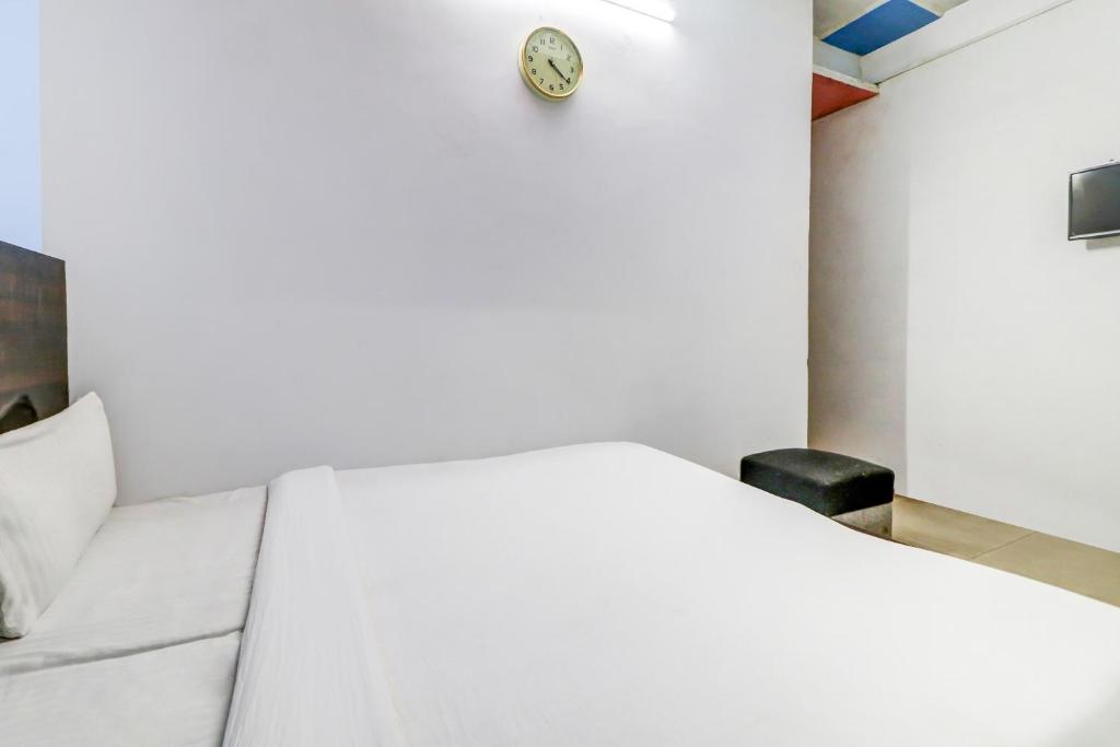 TV a/nebo společenská místnost v ubytování Hotel O The Shagun Residency