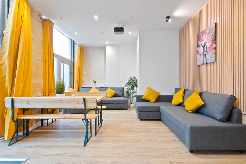 un salon avec un canapé et une table dans l'établissement Splendid Apartment Quartier Palais Royal Free Netflix, à Paris