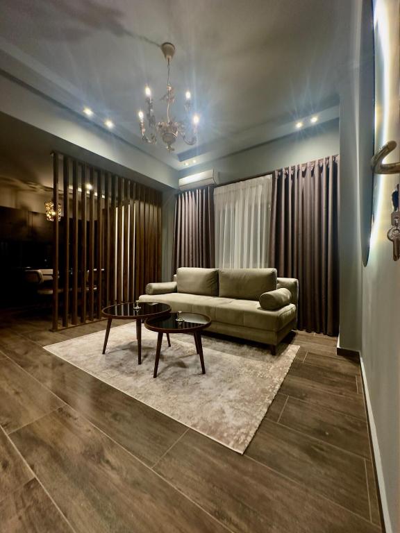 ein Wohnzimmer mit Couch und Tisch in der Unterkunft INDIVIDUALliving 4 Excellent central location! ! ! in Thessaloniki
