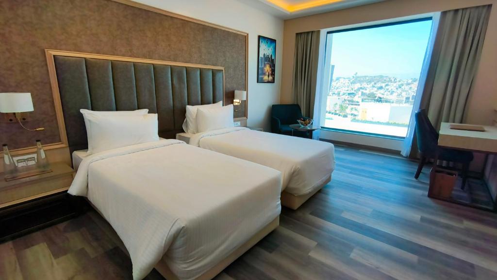 Postel nebo postele na pokoji v ubytování Sarovar Portico Ajmer