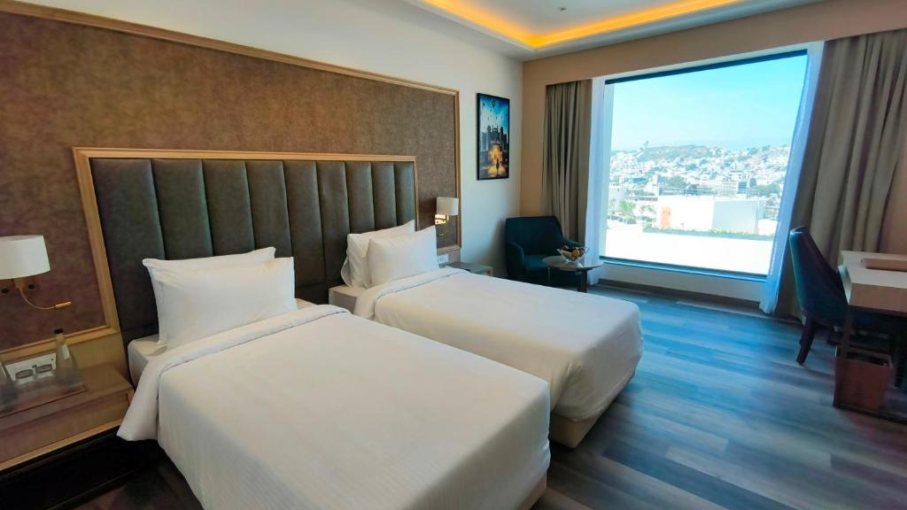 Postel nebo postele na pokoji v ubytování Sarovar Portico Ajmer