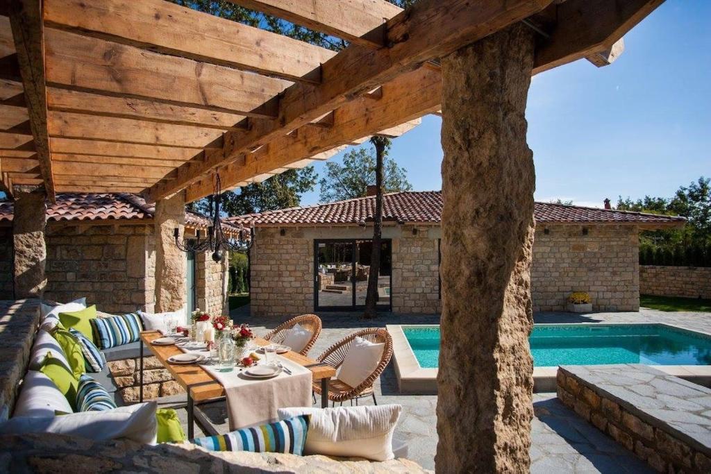 eine Terrasse mit Tisch und Stühlen neben einem Pool in der Unterkunft Villa Dolce Vita - Vintage in Warna