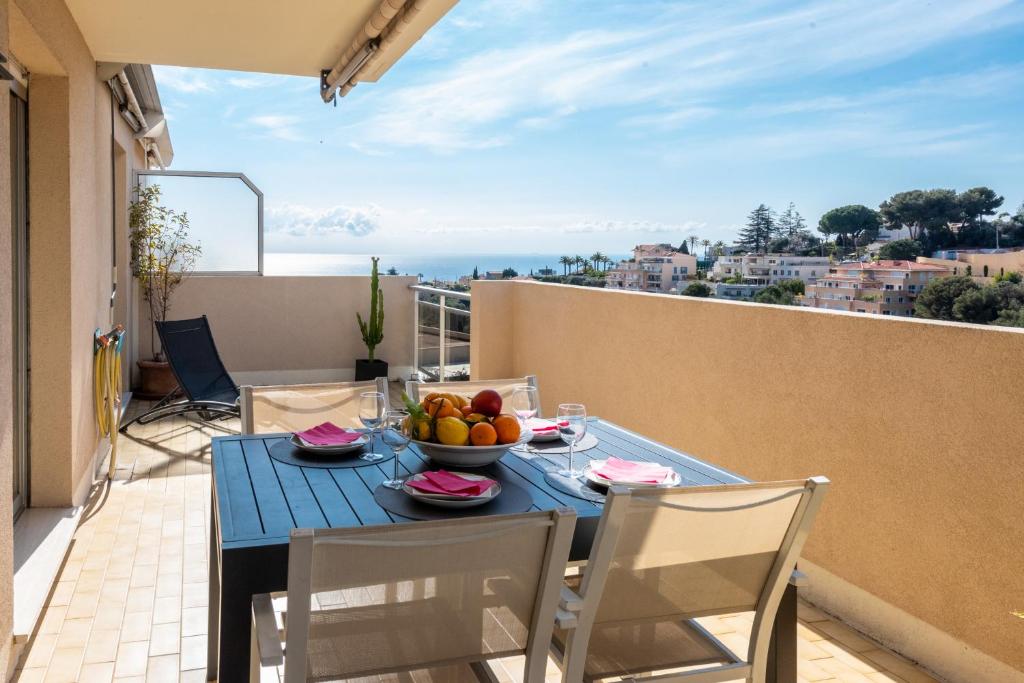 une table avec un bol de fruits sur un balcon dans l'établissement Happyfew la terrasse de Selfina, à Nice