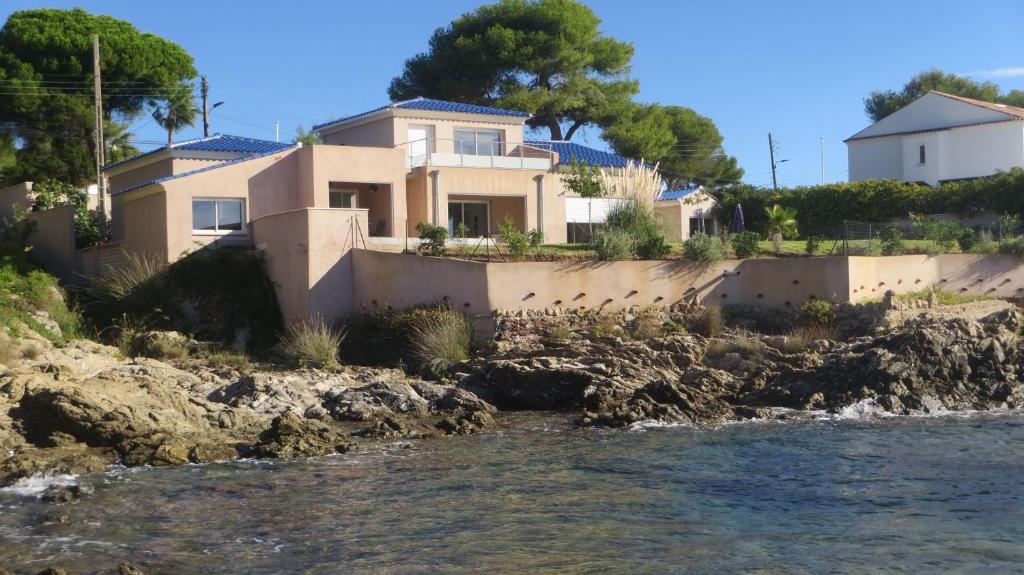 une maison au bord d'une rivière dans l'établissement Coryphène pied dans l eau, aux Issambres