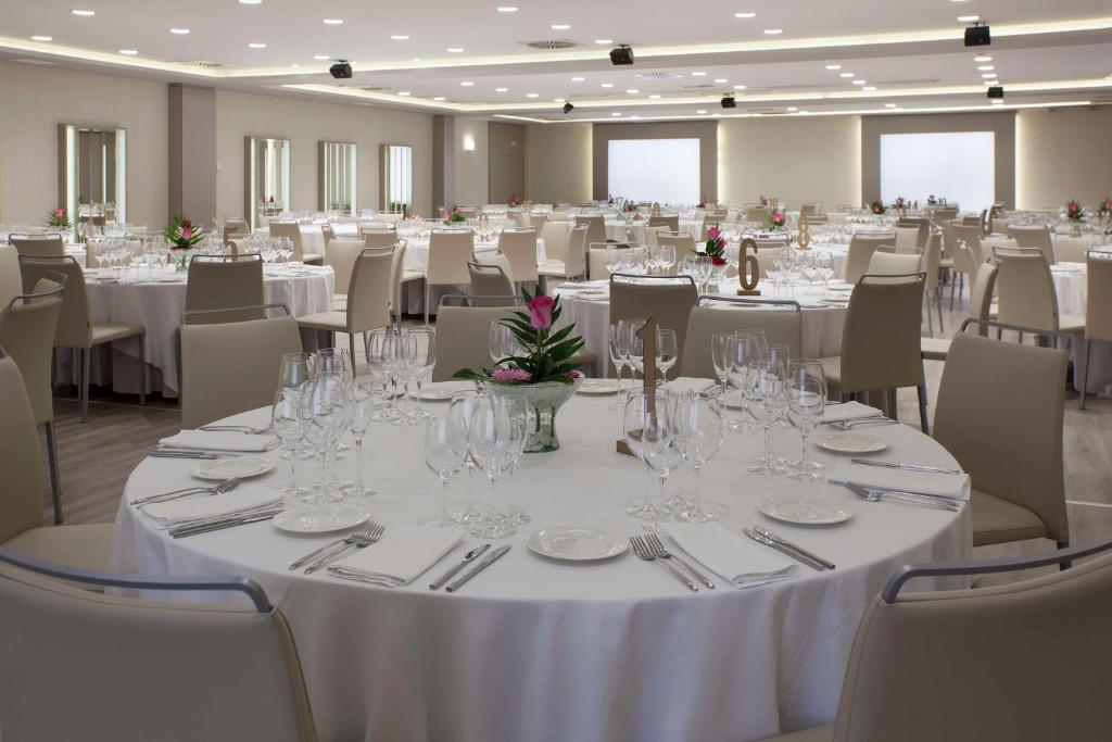 Restaurace v ubytování NH Pamplona Iruña Park