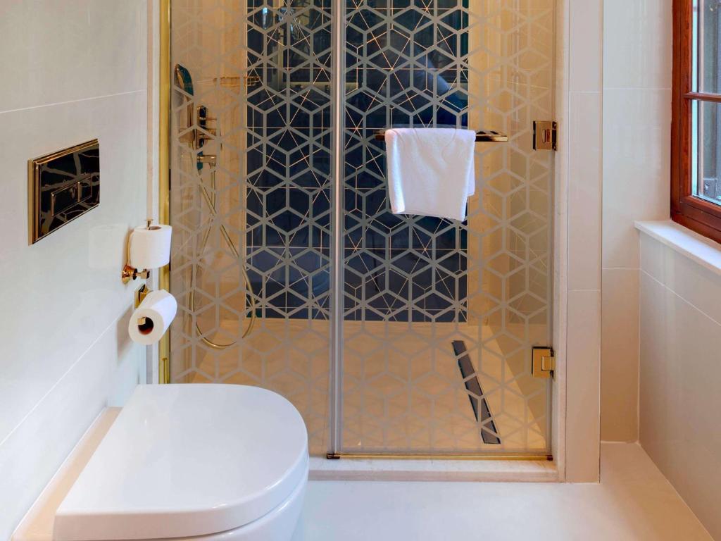 Um banheiro em Mercure Istanbul Sirkeci