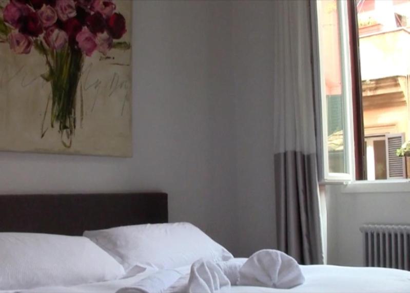 ローマにあるAntiche Residenze Romane Navonaの花瓶付きのベッド1台が備わるベッドルーム1室