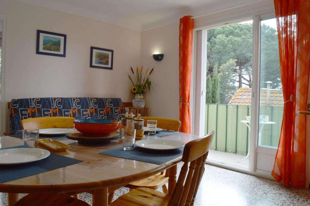 une salle à manger avec une table et une grande fenêtre dans l'établissement Appartement 2 pièces - 4 personnes - ARGELES SUR MER AR860-B25, à Argelès-sur-Mer