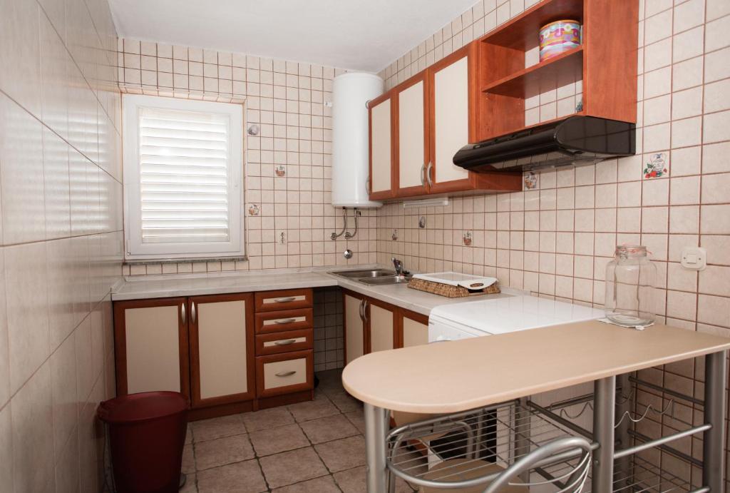 Kuchyňa alebo kuchynka v ubytovaní Apartments Vrgada