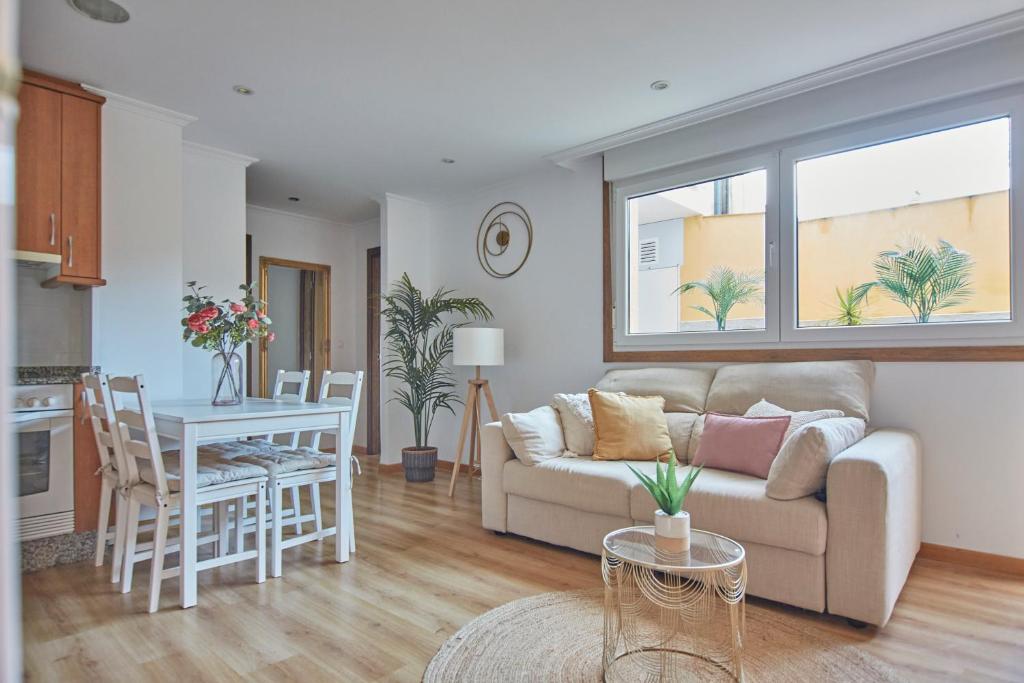 una sala de estar con un sofá y una mesa en Apartamento Porto Foz, en Foz