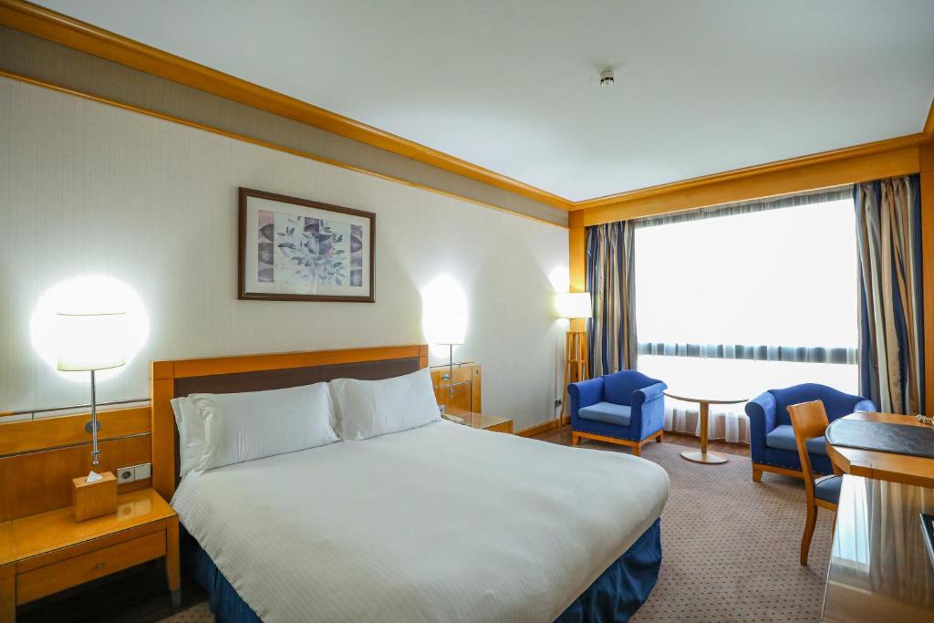 Postel nebo postele na pokoji v ubytování Crowne Plaza Hamra Beirut by IHG