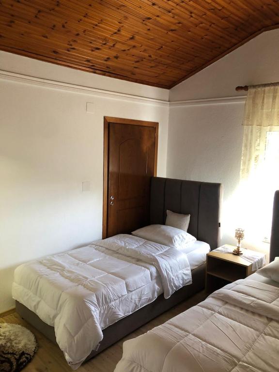 Postel nebo postele na pokoji v ubytování Geni Guest House