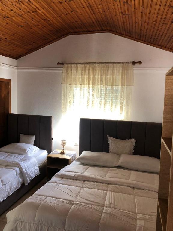 Postel nebo postele na pokoji v ubytování Geni Guest House