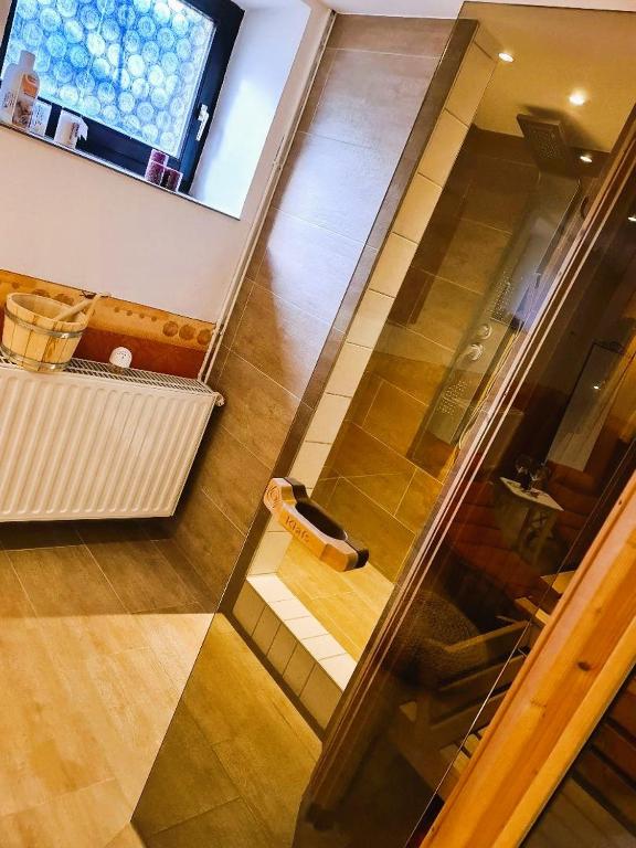 Vannituba majutusasutuses Familien-Hotel Am Tränkbachtal Frauenwald