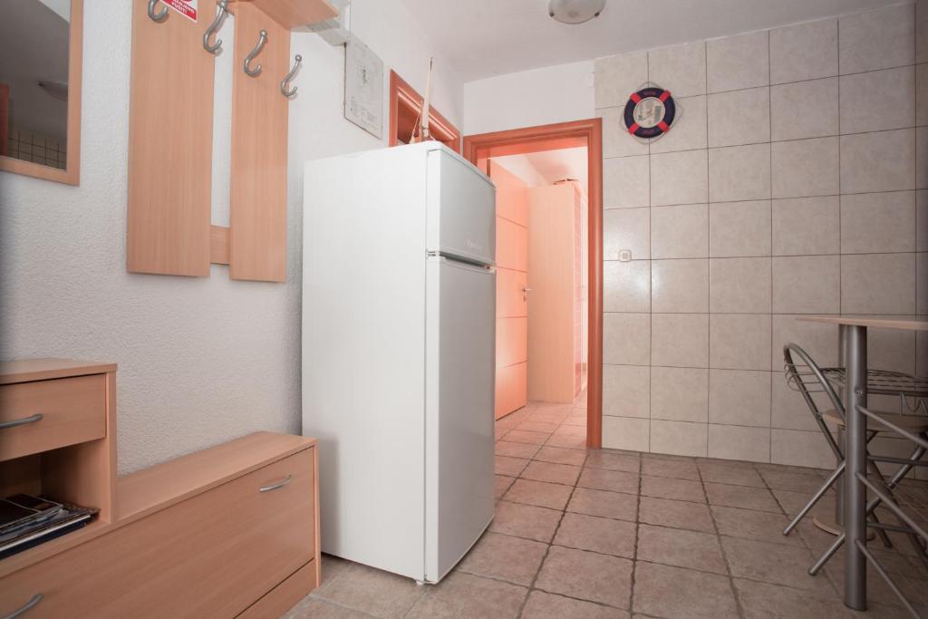 Kuchyňa alebo kuchynka v ubytovaní Apartments Vrgada