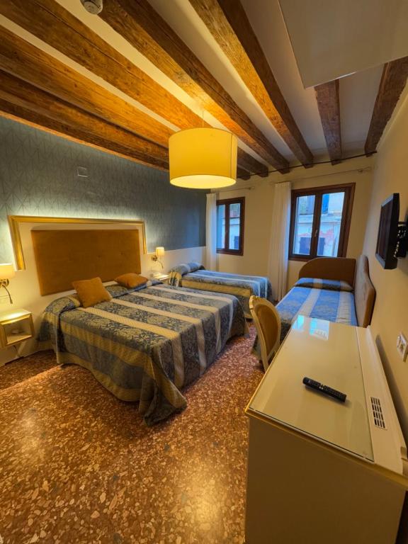 Postel nebo postele na pokoji v ubytování Hotel Tivoli