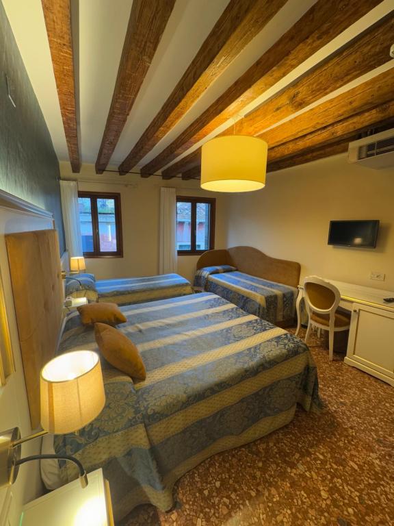 Postel nebo postele na pokoji v ubytování Hotel Tivoli