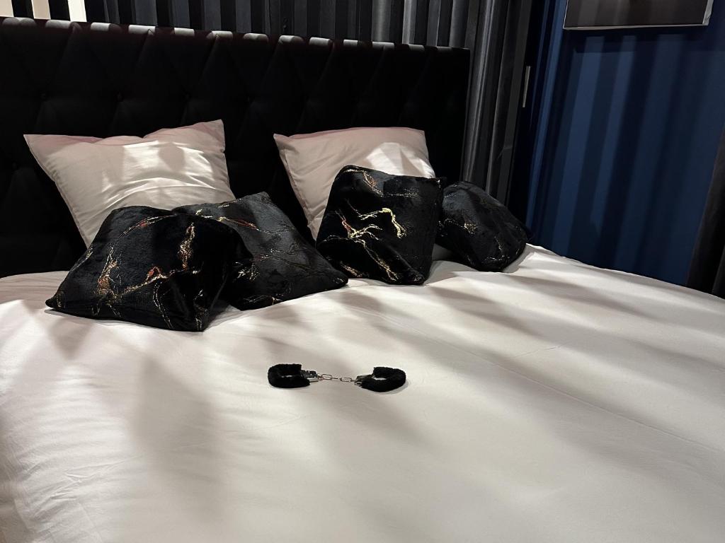 Postel nebo postele na pokoji v ubytování RoomAndX-LoveRoom-Caen-Bayeux