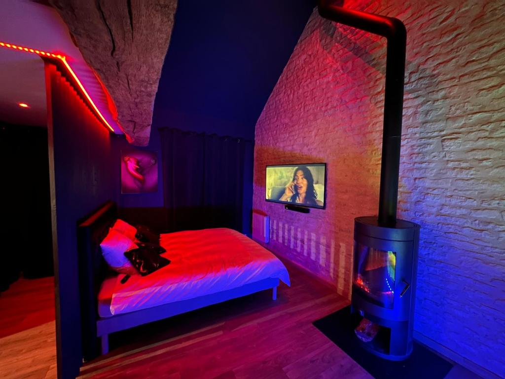 Postel nebo postele na pokoji v ubytování RoomAndX-LoveRoom-Caen-Bayeux