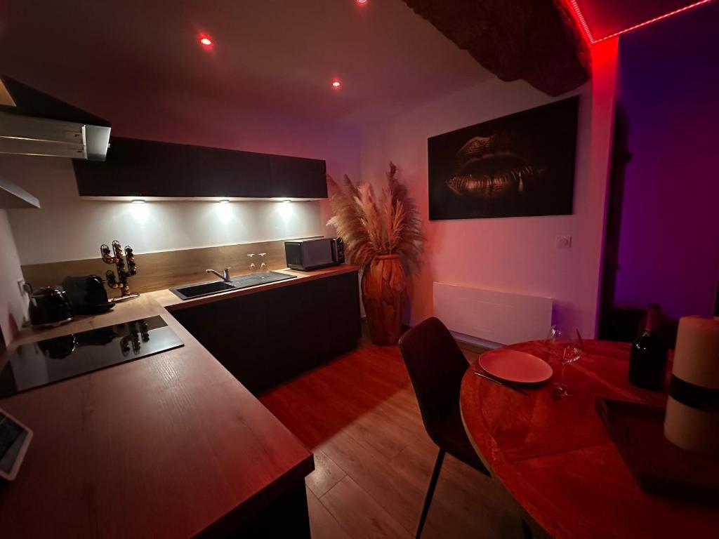 Kuchyň nebo kuchyňský kout v ubytování RoomAndX-LoveRoom-Caen-Bayeux