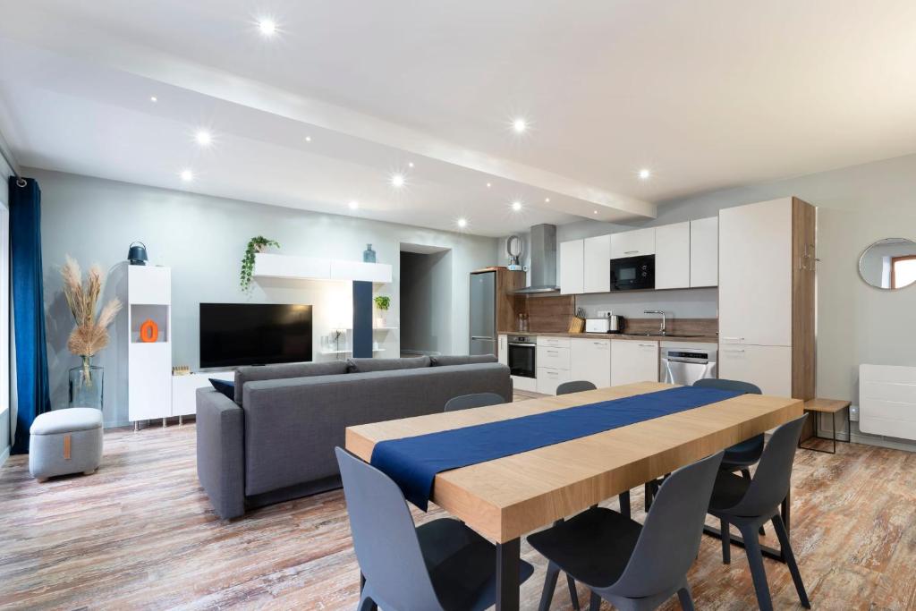 une cuisine et un salon avec une table et un canapé dans l'établissement Les Ponts, à Nancy