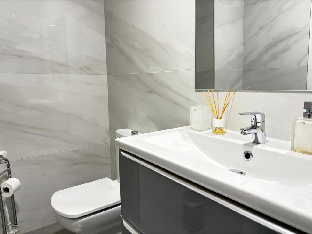 Koupelna v ubytování Rentaly Holidays Apartamento Artes de Arcos Almería