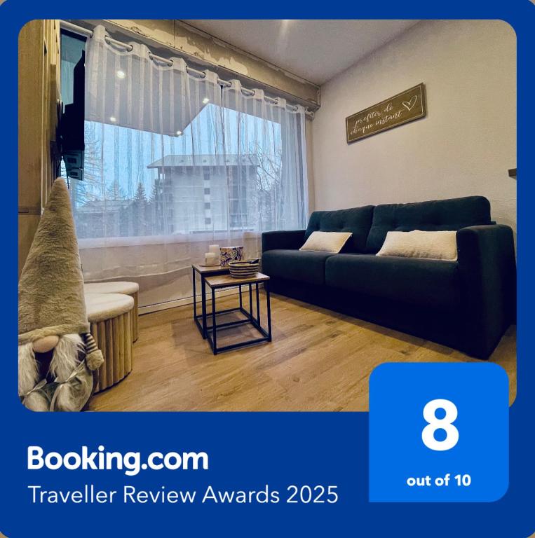 un salon avec un canapé et une fenêtre dans l'établissement Studio entièrement rénové au pied du télésiège du Diable, à Les Deux Alpes