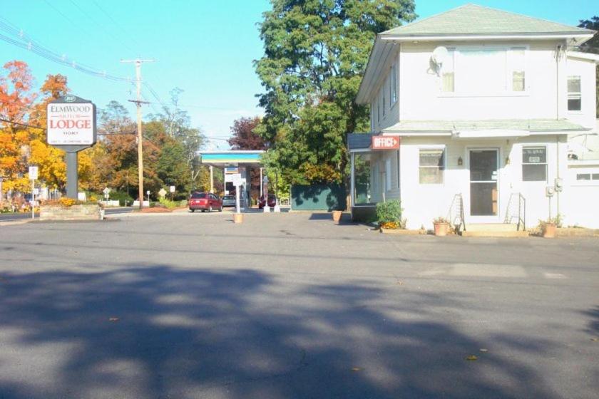 una strada vuota di fronte a un edificio bianco di Elmwood Motor Lodge a Boscawen