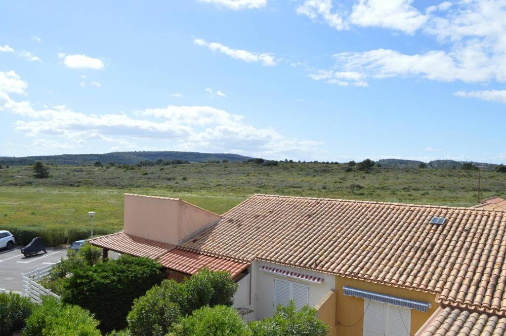 le toit d'une maison avec un champ en arrière-plan dans l'établissement SP490-165 Appartement 2 pièces mezzanine SAINT PIERRE LA MER, à Saint Pierre La Mer