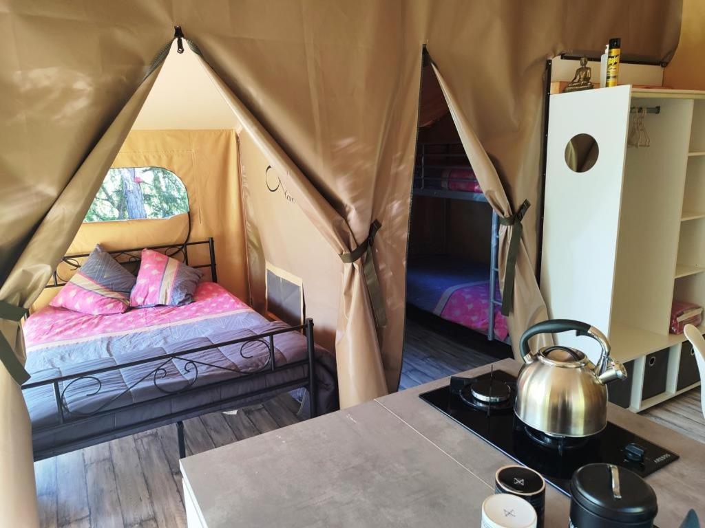 Ένα ή περισσότερα κρεβάτια σε δωμάτιο στο Camping des vignes