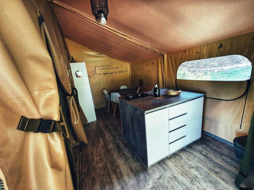 Η κουζίνα ή μικρή κουζίνα στο Camping des vignes