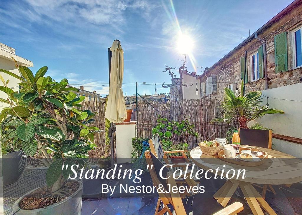 une terrasse avec une table, un parasol, une table et des chaises dans l'établissement Nestor&Jeeves - TERRASSE DU SUD - Central - Terrace, à Nice