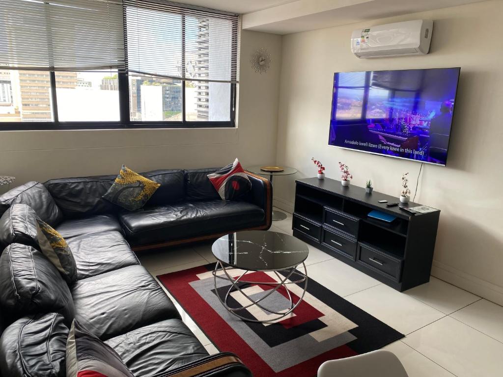 Sjónvarps- og/eða afþreyingartæki á Tranquility Luxury Suite, 77 on Independence Ave