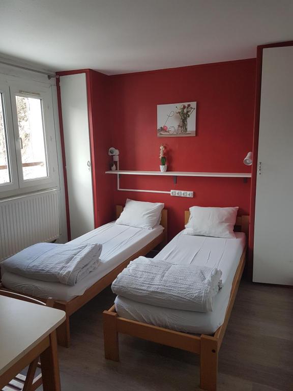 Postel nebo postele na pokoji v ubytování Auberge de Jeunesse HI Chamrousse