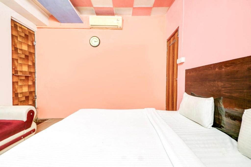 Postel nebo postele na pokoji v ubytování Hotel O The Shagun Residency
