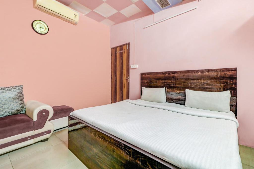 Postel nebo postele na pokoji v ubytování Hotel O The Shagun Residency