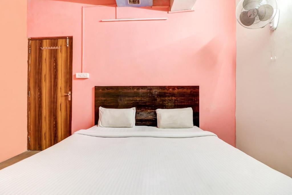 Postel nebo postele na pokoji v ubytování Hotel O The Shagun Residency