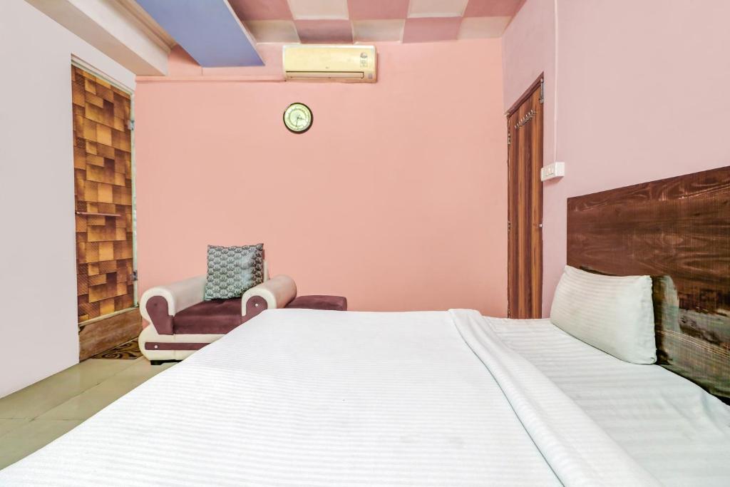Postel nebo postele na pokoji v ubytování Hotel O The Shagun Residency