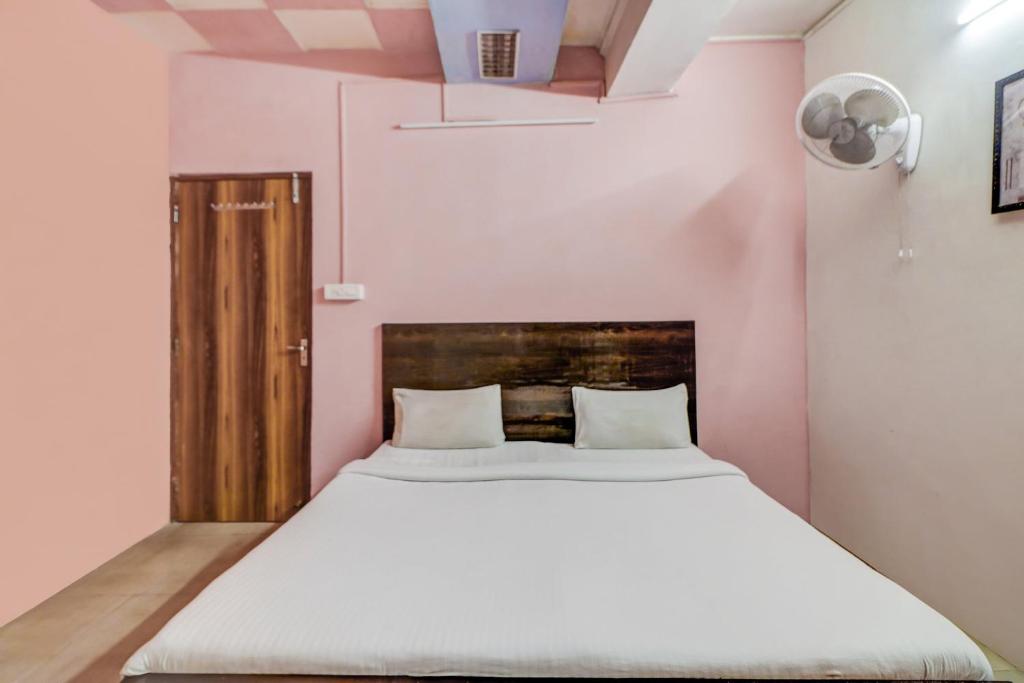 Postel nebo postele na pokoji v ubytování Hotel O The Shagun Residency