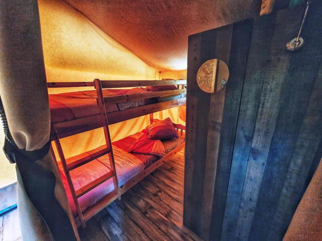 Ένα ή περισσότερα κρεβάτια σε δωμάτιο στο Camping des vignes