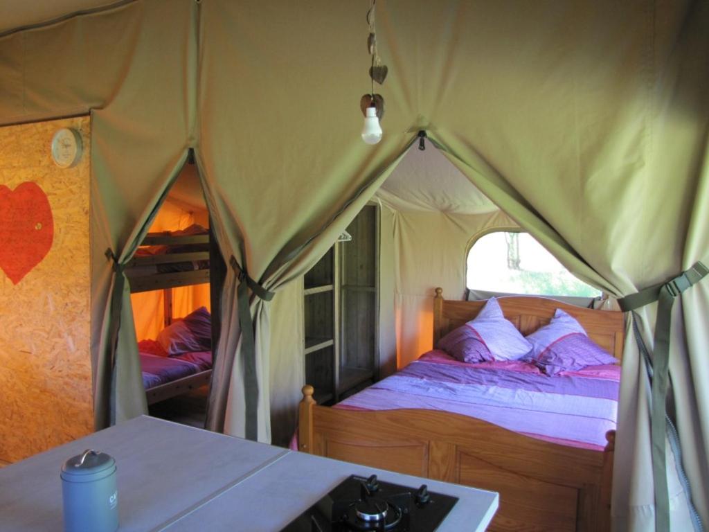 Ένα ή περισσότερα κρεβάτια σε δωμάτιο στο Camping des vignes