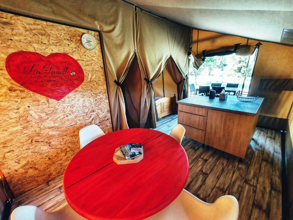 Η κουζίνα ή μικρή κουζίνα στο Camping des vignes
