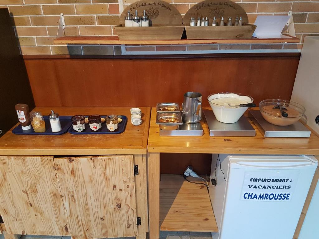 Kuchyň nebo kuchyňský kout v ubytování Auberge de Jeunesse HI Chamrousse