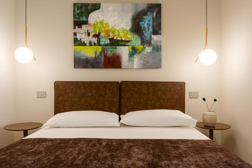 Hera Rooms and Suites - 9